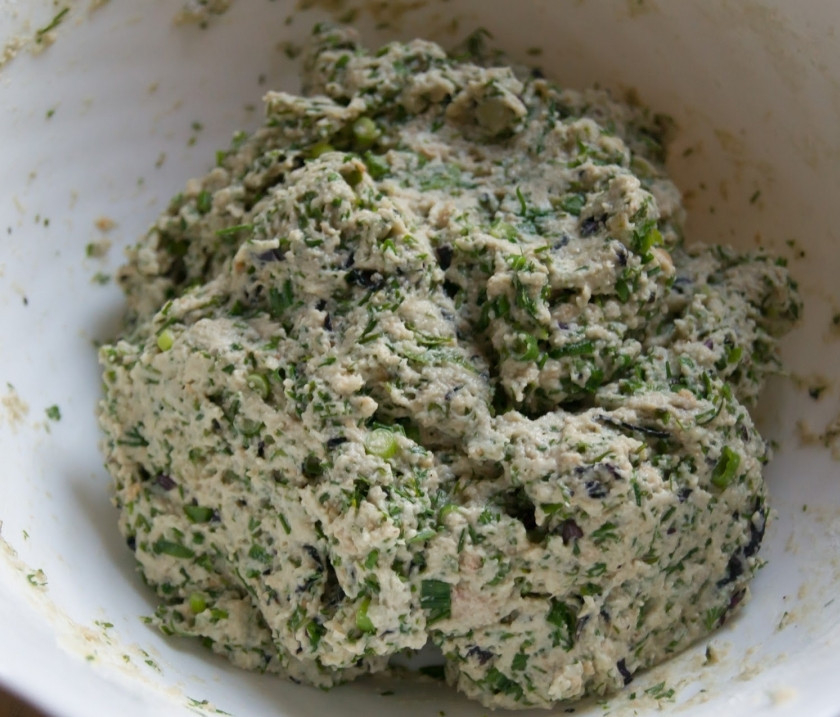 1. Этап. Котлеты из икры: Добавьте все остальные ингредиенты: муку, зелень, чеснок, лук. Как следует перемешайте.