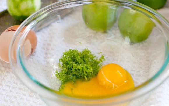 1. Этап. Пирожные с лаймом: 1. Сделать начинку. Взбить яичные желтки и цедру лайма в миске в течение 1 минуты.