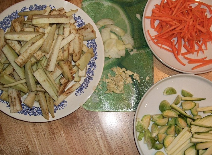 1. Этап. Баклажаны по-китайски в кляре: 1. Все овощи, по крайней мере, баклажаны,морковь и цукини нарезать соломкой.