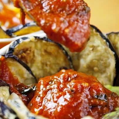 1. Этап. Запеканка из баклажанов: Заливаем соусом.