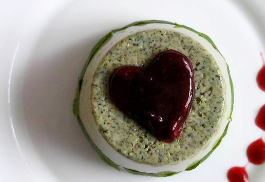 1. Этап. Мятное бланманже с вишневым конфитюром: Конфитюр нагрейте на водяной бане (ил в СВЧ) до комнатной температуры, выложите на десерт с помощью формочки, дайте застыть. Бока украсьте листиками мяты и подавайте.