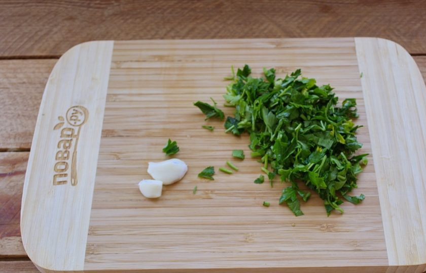 1. Этап. Чудесная закуска из жареного хлеба и яйца: Укроп, петрушку, чеснок или другую зелень нарежьте кубиком.