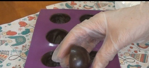 1. Этап. Шоколадные бомбочки с маршмэллоу: Аккуратно извлекаем полусферы из формы.