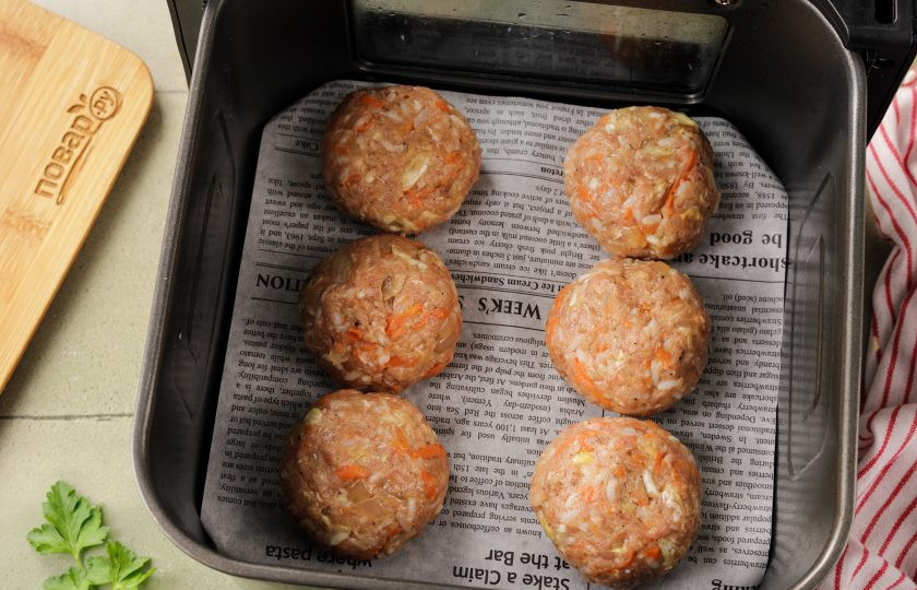 1. Этап. Ленивые голубцы в аэрогриле: Выложите на решётку аэрогриля. Решётку по желанию можно застелить пергаментом или фольгой.