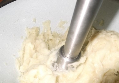 1. Этап. Постные картофельные блины: Когда картофель сварится, измельчим его вместе с отваром при помощи блендера. Это как раз тот случай, когда пюре из картошки необходимо сделать блендером, оно получится клейким.