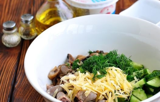 1. Этап. Салат из куриных сердечек с грибами и сыром: 5. Сыр натрите на терке, а зелень измельчите.