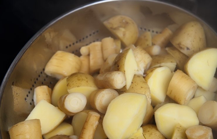 1. Этап. Пюре из картофеля и пастернака: Сливаем воду из кастрюли.