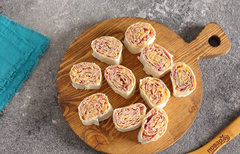 1. Этап. Завтрак на работу: Сверните лаваш рулетом и нарежьте на порционные кусочки, какой размер выбрать — решать вам.