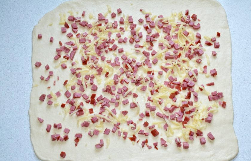 1. Этап. Булочки с колбасой и сыром в духовке: Выложите начинку ровным слоем.