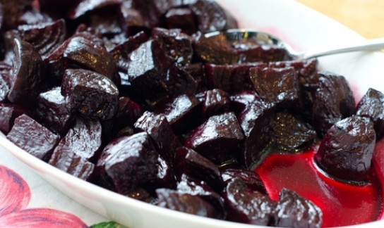 1. Этап. Простой салат из свеклы: Подавайте свеклу с заправкой, а сверху добавьте перца. Приятного аппетита!