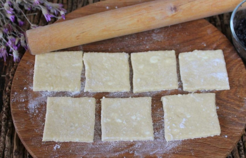 1. Этап. Творожное печенье с маком: Творожное тесто раскатываем толщиной 3 мм и нарезаем квадратами.