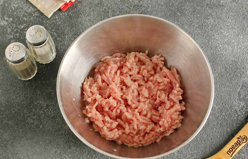 1. Этап. Ежики из индейки с рисом: Мясо отделите от костей и пропустите через мясорубку.