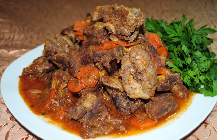 1. Этап. Поджарка из баранины: Остаётся лишь всё приправить, посолить и добавить зелень. Баранина, нарезанная кусочками со стороной около 2 см, жарится примерно 25 минут. Постепенно убавляйте огонь, чтобы овощи не подгорели. Приятного аппетита!