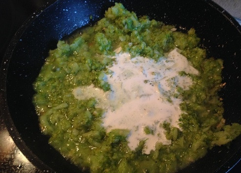 1. Этап. Макароны с соусом из брокколи и креветками: 6. Добавим сливки, соль и перец.