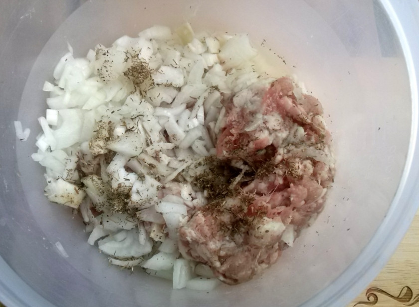 1. Этап. Посикунчики (пирожки): В фарш добавьте соль, перец, сушеный укроп, холодную воду или рассол от огурцов. Про рассол мне рассказала подруга. Мясо насыщается вкусом всех специй, которые присутствуют в рассоле - очень вкусно! При добавлении рассола фарш не солите!