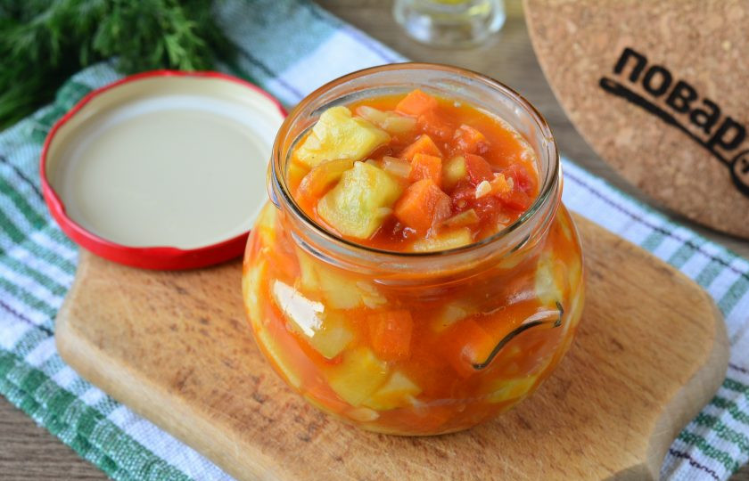 1. Этап. Кабачки с помидорами и морковью на зиму: Разложите овощи в чистые банки.