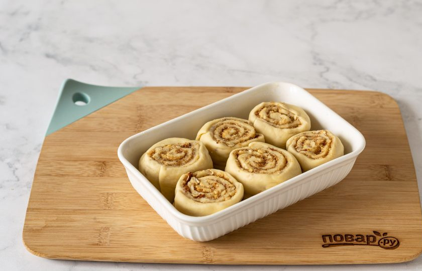 1. Этап. Постные синнабоны: Аккуратно скатайте тесто в рулет. Нарежьте на кусочки. Выложите их в форму для выпечки. Выпекайте булочки 25-30 минут при температуре 180 градусов.