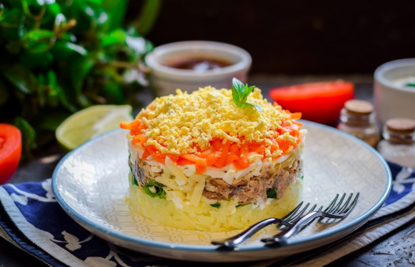 1. Этап. Мимоза с консервой: Приятного аппетита!