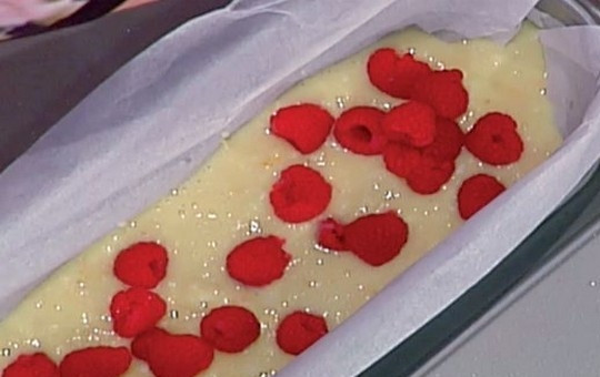 1. Этап. Манная запеканка: Положите 2/3 манной смеси в форму, затем – 2/3 количества малины и снова манную смесь. Выровняйте поверхность запеканки и выпекайте 35-40 минут до золотистой корочки.