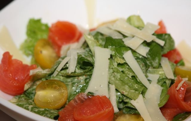 1. Этап. Салат Цезарь с рыбой: Заправить салатные листья соусом и осторожно перемешать. Выложить крутоны и рыбу, сбрызнуть оставшимся соусом. При желании украсить половинками помидоров черри. Посыпать тертым пармезаном и подать на стол!