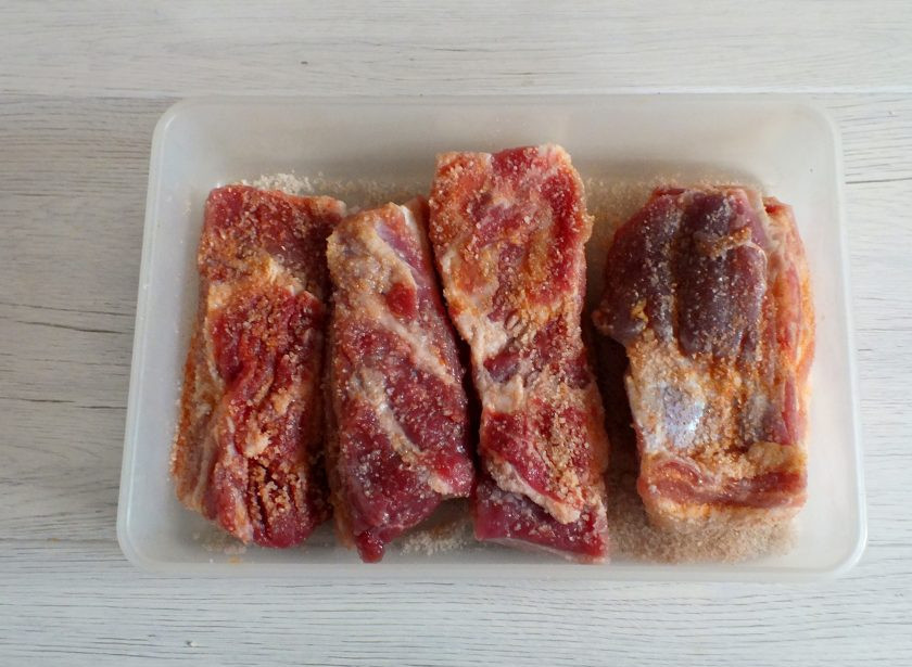 1. Этап. Засолка сала для копчения: Выложите подготовленное сырье, закройте крышкой. Уберите в холодильник на 4 дня.