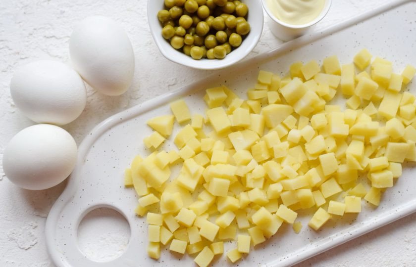 1. Этап. Салат Столичный с яблоком: Картофель варите в кожуре примерно 15-20 минут после кипения воды. Клубни остудите, очистите, нарежьте ровным кубиком среднего размера.