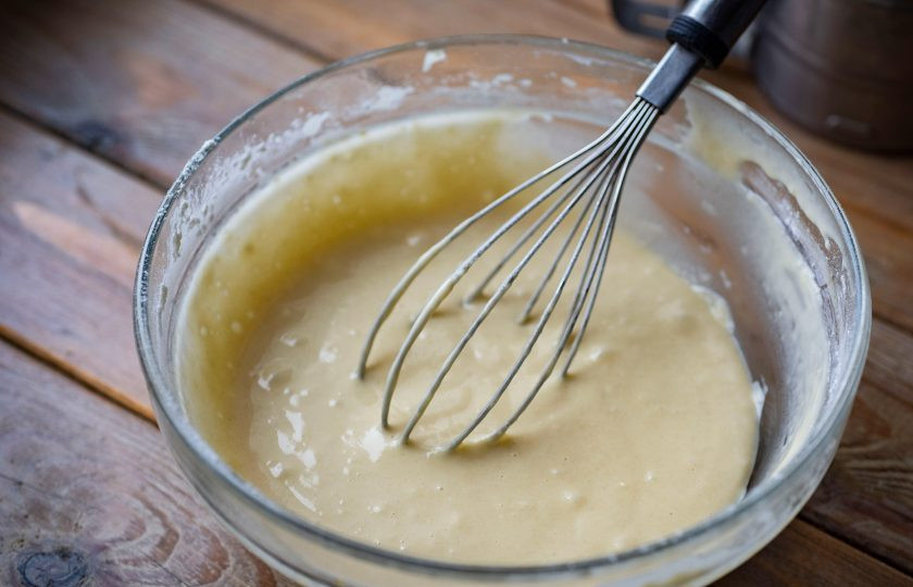 1. Этап. Бельгийские вафли без масла: Получается вязкое тесто, которое по консистенции похоже на сметану.