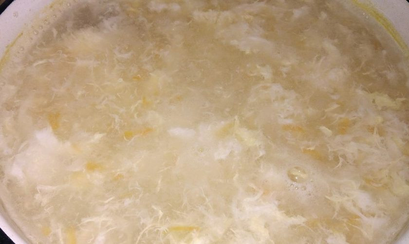 1. Этап. Суп из хека с рисом и яйцом: 8. Когда картофель будет почти готов, влейте постепенно яйцо и быстро размешивайте.