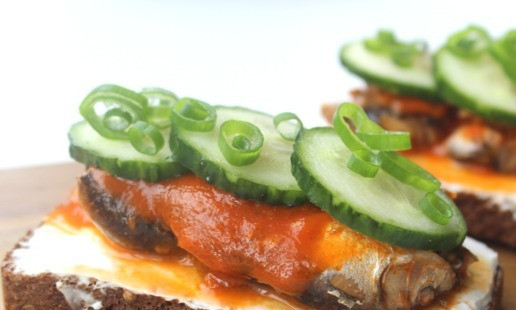 1. Этап. Бутерброд с килькой: Поверх кильки выложить ломтики огурца, чуть присолить и выложить колечки лука. Сразу подавать.