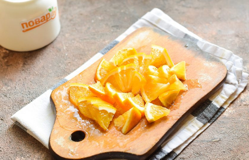 1. Этап. Варенье из сливы с апельсином: Апельсин вымойте и просушите, удалите косточки. Нарежьте апельсин небольшими дольками.