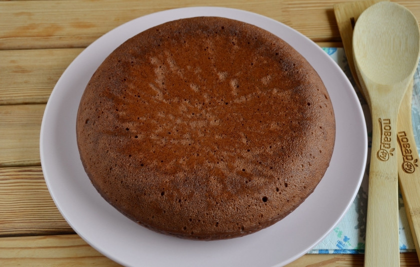 1. Этап. Быстрый шоколадный торт: Готовый бисквит остудите.