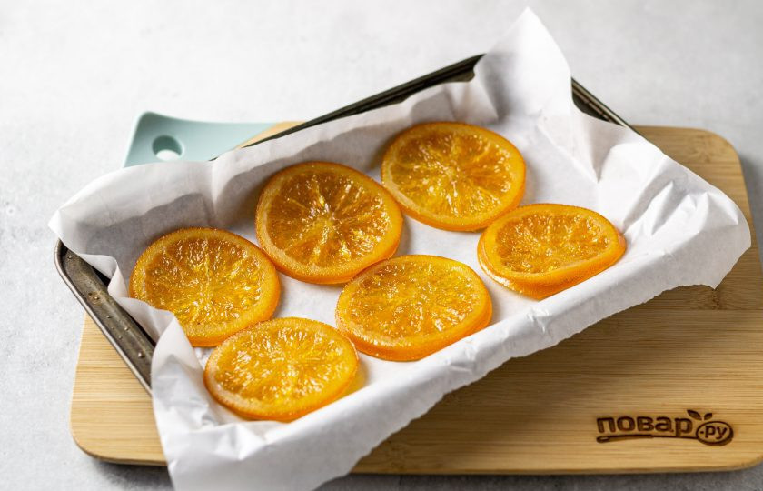 1. Этап. Цукаты из апельсинов: Выложите апельсины на противень, подсушите в духовке полчаса при температуре 150 градусов.