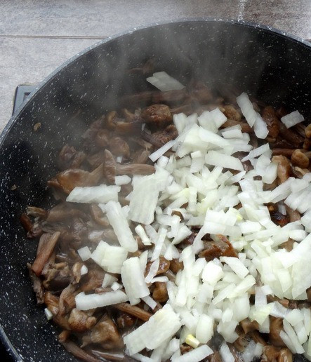 1. Этап. Булочки с грибами под сырной глазурью: Размороженные грибы сначала подсушить в сковороде, затем добавить лук и масло.