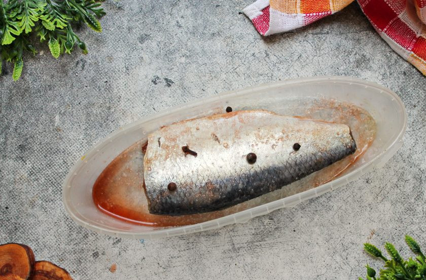 1. Этап. Сельдь специального посола: Сбрызните сверху рыбу красным вином.