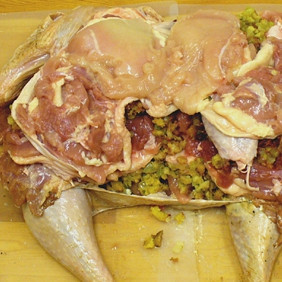 1. Этап. Турдакен: Поверх ореховой начинки выкладываем куриное филе.