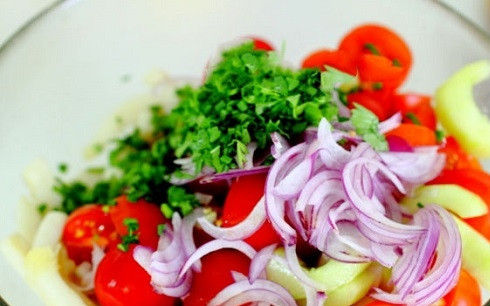 1. Этап. Салат кальмаровый: Маринованные кальмары перекладываем в салатник. Добавим к ним мелко нарезанный лук-шалот, зелень петрушки и зеленый лук, нарезанный полукольцами красный лук, огурцы и помидоры черри, разрезанные пополам. Перемешиваем.