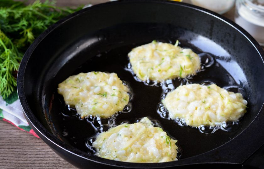 1. Этап. Котлеты из кабачков с рисом: Разогрейте немного масла на сковороду, выкладывайте котлеты ложкой и жарьте на среднем огне 5-6 минут.