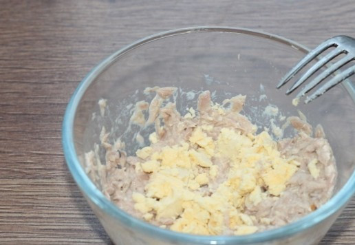 1. Этап. Гунканы с тунцом: 6. Добавляем измельченный желток.