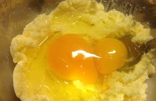 1. Этап. Рождественский пирог русский: 3. Отдельно взбейте оставшееся масло с сахаром, добавьте яйца. Всыпьте просеянную муку с гашеной содой. Перемешайте до однородности.