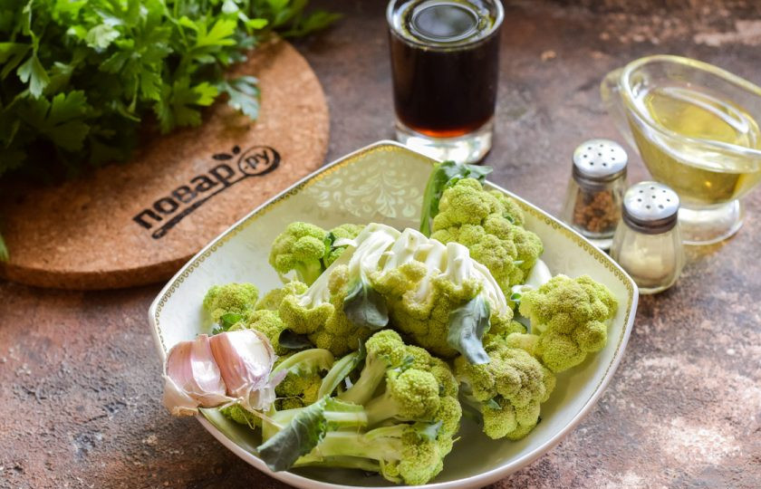 1. Этап. Брокколи с соевым соусом в духовке: Подготовьте ингредиенты.