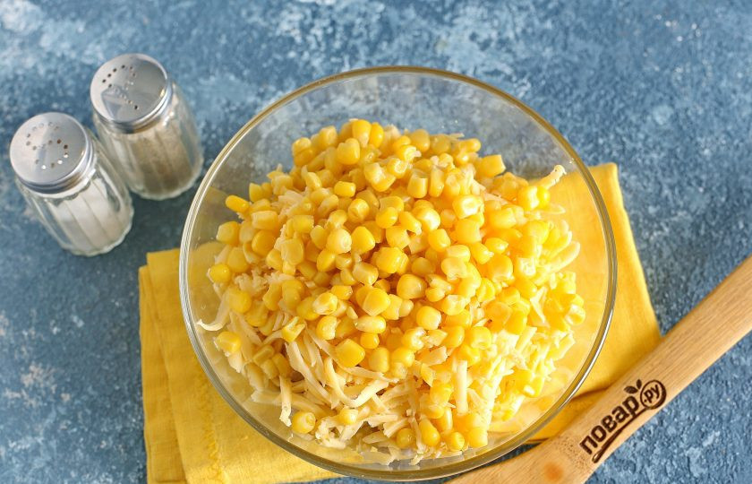1. Этап. Салат Курица и кукуруза: С кукурузы слейте жидкость и добавьте к остальным ингредиентам.