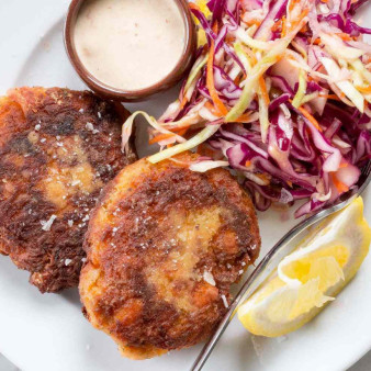 Fresh Salmon Cakes with Spicy Mayo