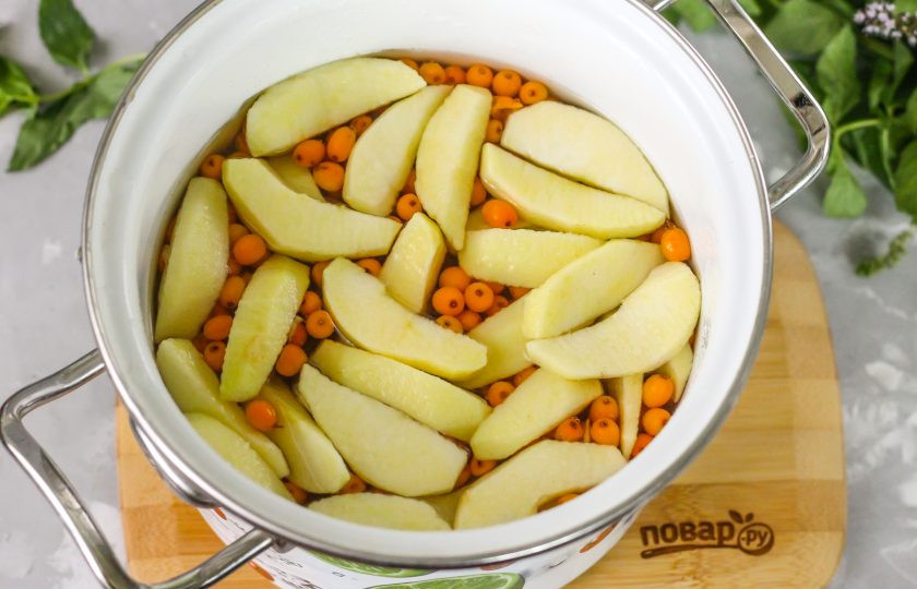 1. Этап. Компот из облепихи и яблок на зиму: Влейте теплую воду, поместите кастрюлю на плиту и доведите ее содержимое до кипения, затем убавьте нагрев и отварите напиток примерно 10-15 минут.