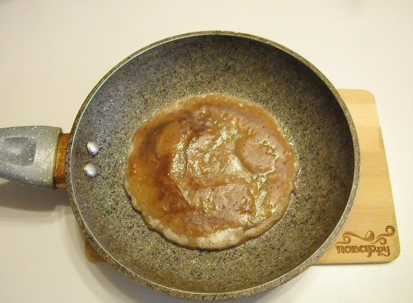 1. Этап. Печеночный торт из куриной печени: Как только одна сторона станет светлеть, переверните коржик и жарьте с другой стороны до коричневого цвета. И так далее, пока не закончится тесто.