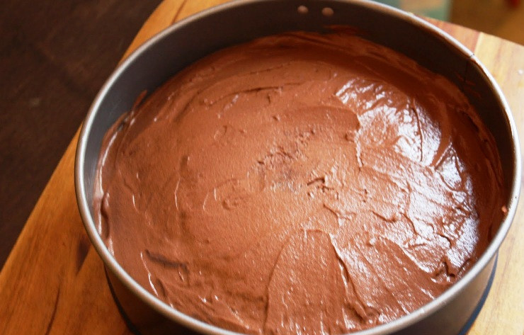 1. Этап. Шоколадный торт с муссом: Сверху выложите шоколадный мусс, накройте пищевой пленкой и отправьте торт на ночь в холодильник. Готовый торт выньте из формы, посыпьте какао, украсьте свежими ягодами малины и подайте на стол.