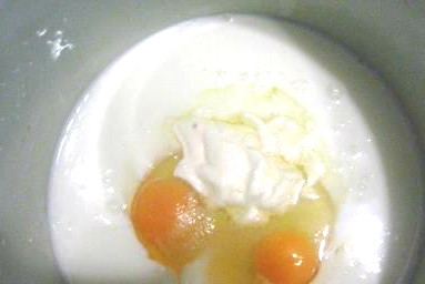 1. Этап. Хворост тонкий хрустящий на кефире: Вбиваем в миску яйца, крупных достаточно 2 штуки, мелких - 3. Наливаем несколько ложек кефира. Кладем ложку сметаны, щепотку соли и немножко сахара. Сахар можно не класть вовсе. Тогда просто в конце добавьте больше сахарной пудры.