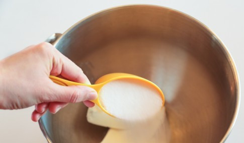 1. Этап. Торт Европейский: Взбейте сыр с сахаром.