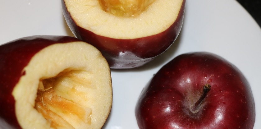 1. Этап. Легкие запеченные яблоки: 1. Промойте яблоки под проточной водой, удалите сердцевину с помощю ножа или ложки.