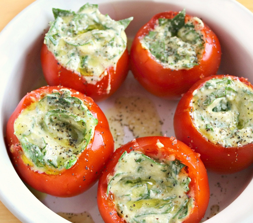 1. Этап. Фаршированные помидоры по-итальянски: Затем наполните помидоры начинкой. Поставьте их в форму для запекания. Сверху сбрызните блюдо маслом. Посыпьте солью и перцем.