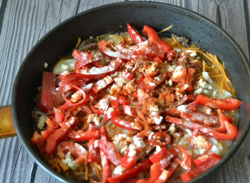 1. Этап. Мясо верёвочкой по-китайски: Добавьте в сковороду рисовый уксус, влейте воду, накройте крышкой и тушите 20 минут. В конце готовки проверьте соль и окончательно досолите по вкусу.